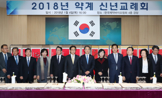 4일 서울 방배동 한국제약바이오협회에서 열린 2018년 약계 신년 교례회에서 박능후 보건복지부 장관(왼쪽 일곱번째)과 원희목 한국제약바이오협회장(여섯번째) 등 내외빈이 기념 촬영을 하고 있다. 한국제약바이오협회 제공